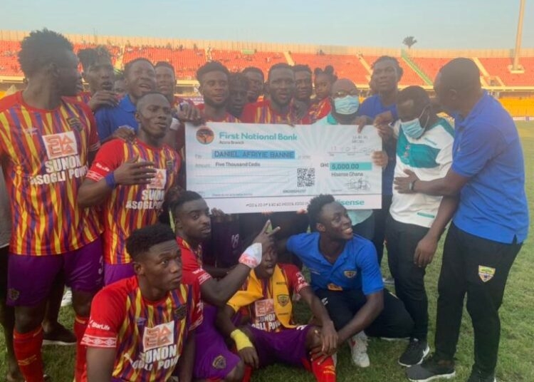 Hearts of Oak striker Daniel Afriyie Barnieh gets Ghghs5,000 cheque from Hisense after his superb goal against Asante Kotoko