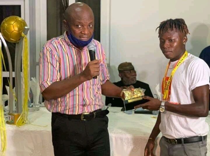 Salifu Ibrahim presents GPL Player of the Year award to Togbe Afede