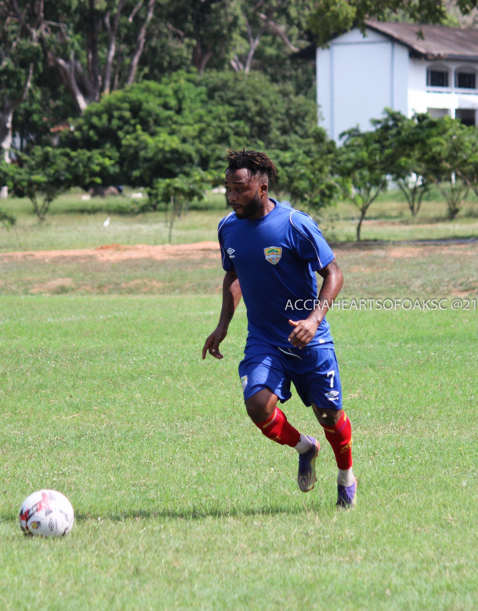 BREAKING : Star midfielder Gladson Awako unwilling to play for Hearts of Oak again