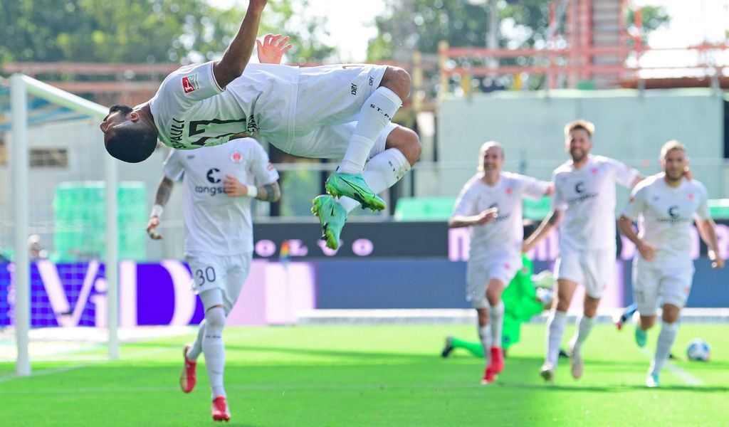 Beer mug throws after Kyereh's somersault: he reacts so cool