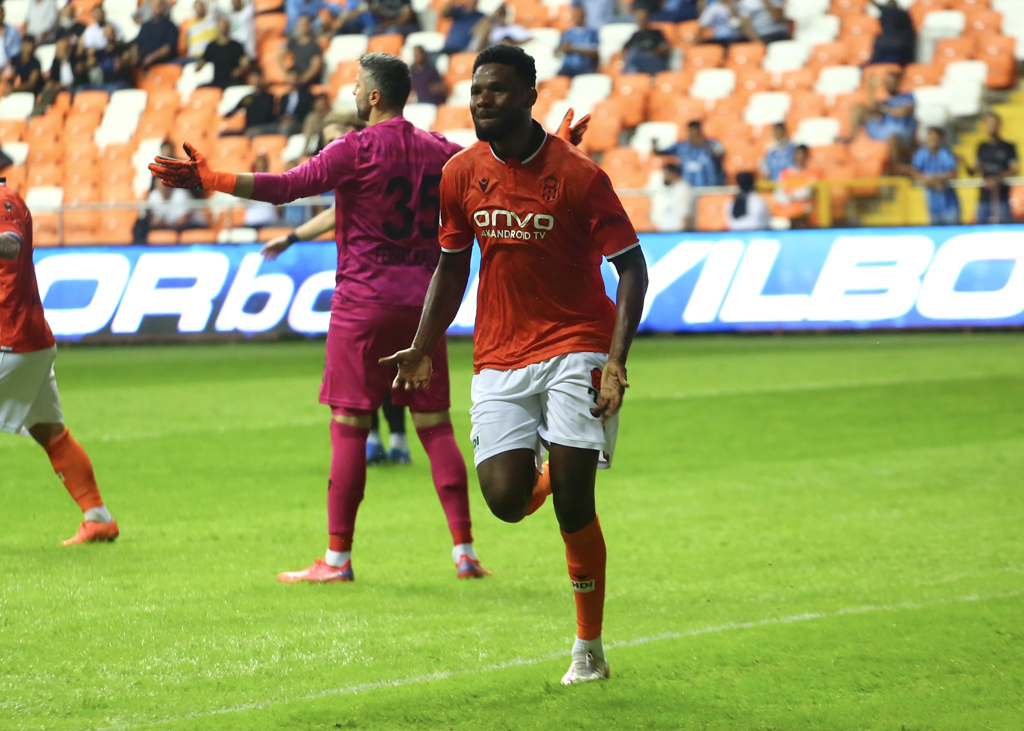 Benjamin Tetteh scores for Yeni Malatyaspor against Demirspor