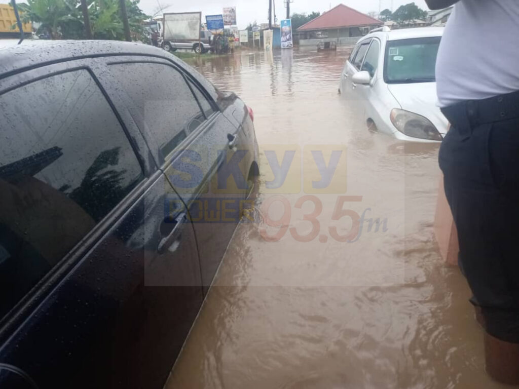 Heavy downpour endangers lives of residents in Western Region
