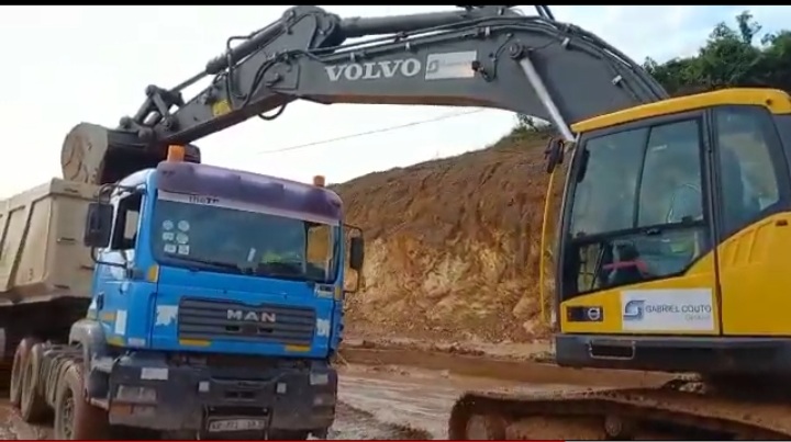 Video: How trucks are getting stuck on Wassa Agona