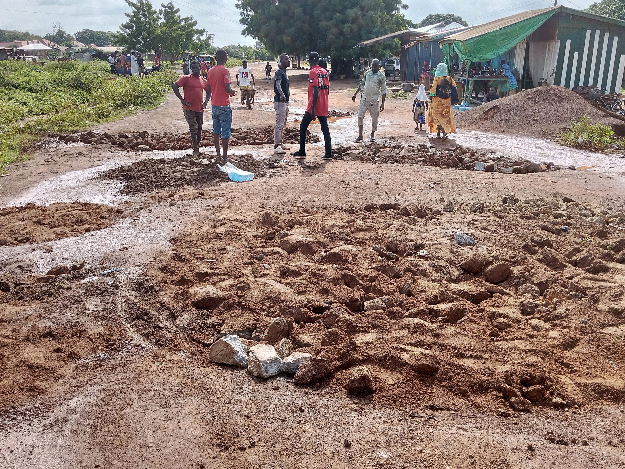 Youth of Guntingli organize communal labour on non-partisan politics ...