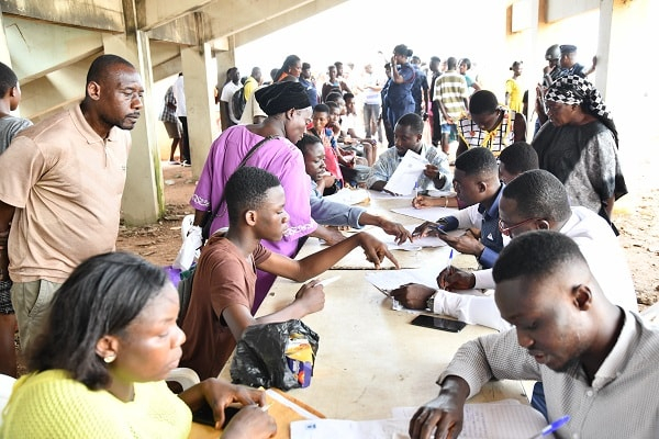 Hundreds flood GES office in Sekondi over school placement saga – Skyy Power FM